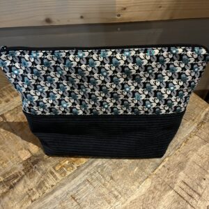 Trousse de toilette velours noir et fleurs turquoises